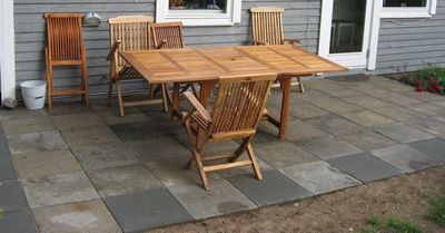 Fliseterrasse med bord